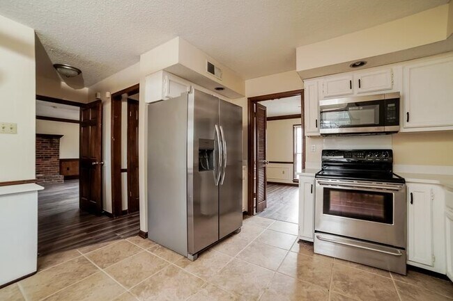 Building Photo - 2834 Lanthorn Dr