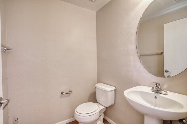 Building Photo - Lovely 3 Bedroom House in Desirable Area!