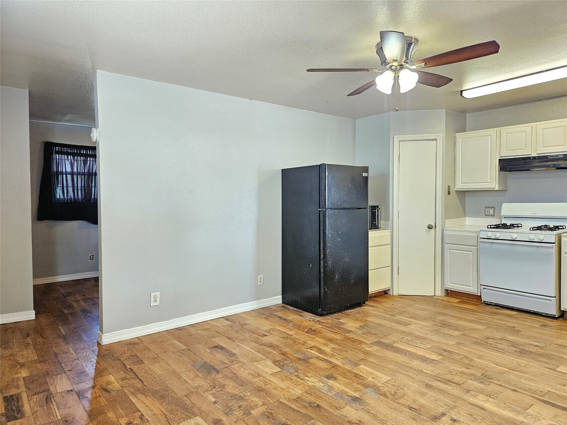Primary Photo - 705 Harris Ave