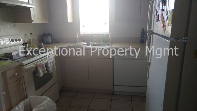 Building Photo - 2-bedroom 2 bath 2 duplex with garage!