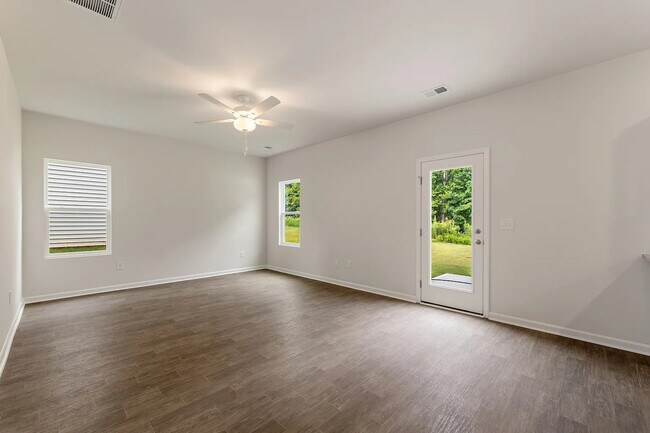 Foto del edificio - 12115 Lansbury Dr