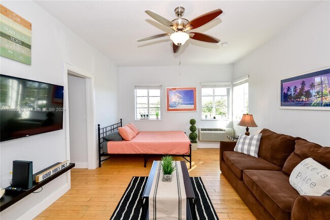 Foto del edificio - 8415 Harding Ave