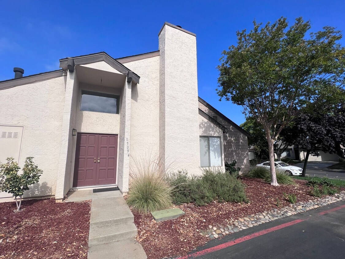 Foto principal - Large 3BR/2BA Townhouse, 2 Car Garage, Was...