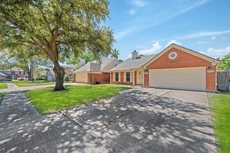 Building Photo - 9915 Villa Verde Dr