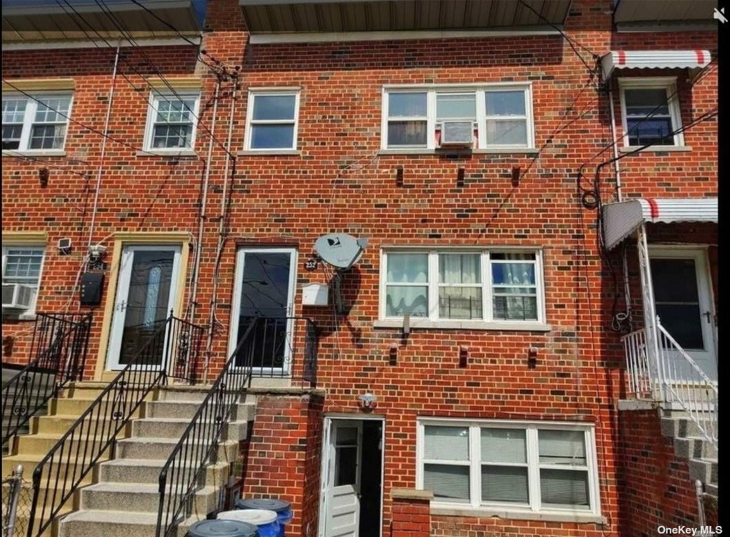 Primary Photo - 252 Robinson Ave
