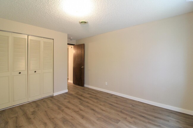 Foto del edificio - 2 Bed/1 Bath Apartment in Richland 4-Plex