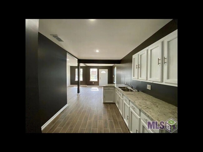 Building Photo - 1553 Swan Ave