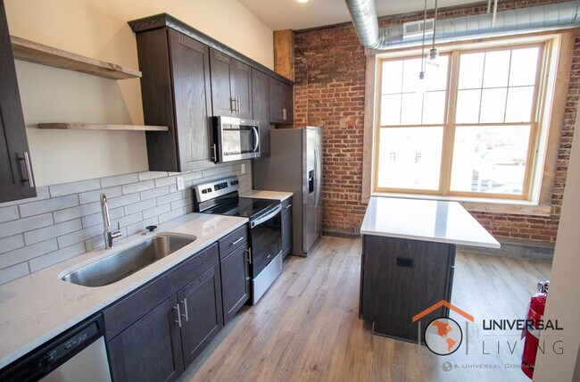 Building Photo - 208 E Market St