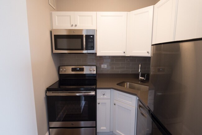 Foto del edificio - 817 W Lakeside Pl
