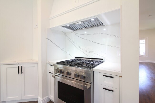Building Photo - 444 S Roxbury Dr