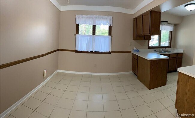 Building Photo - 8565 Mathias Dr