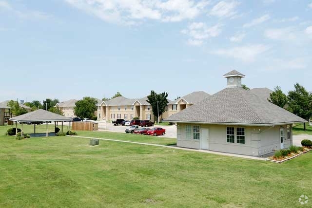 Exterior - Rolling Hills at Elm Creek