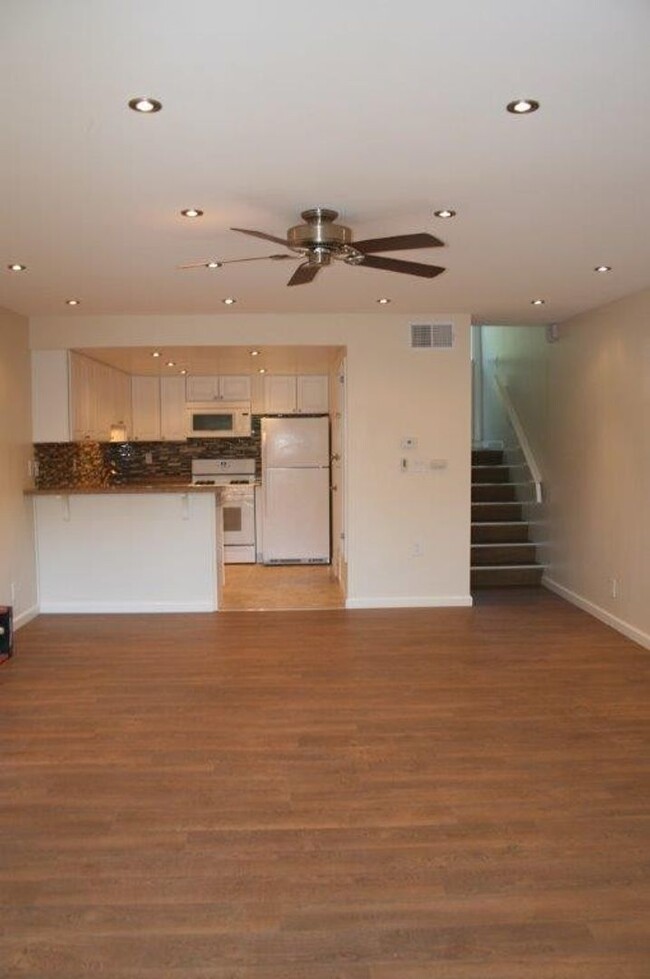 Foto del edificio - Entirely Remodeled 2 story Townhome with a...