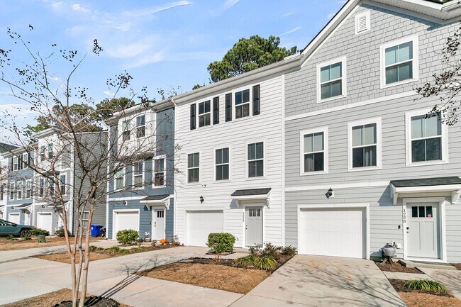 Foto del edificio - Gorgeous 3-Story Townhome in Park Circle | 3BR + Flex Space + Garage