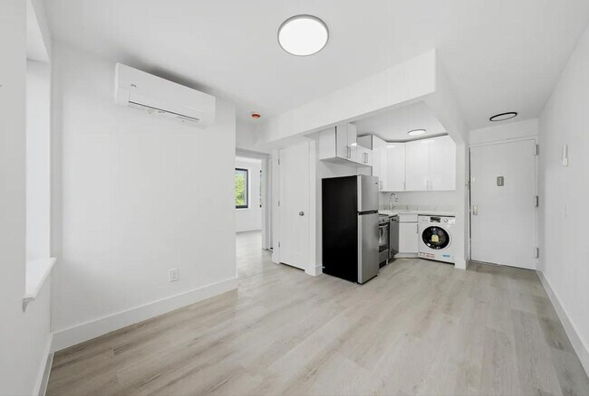 Building Photo - 300 E 96th St