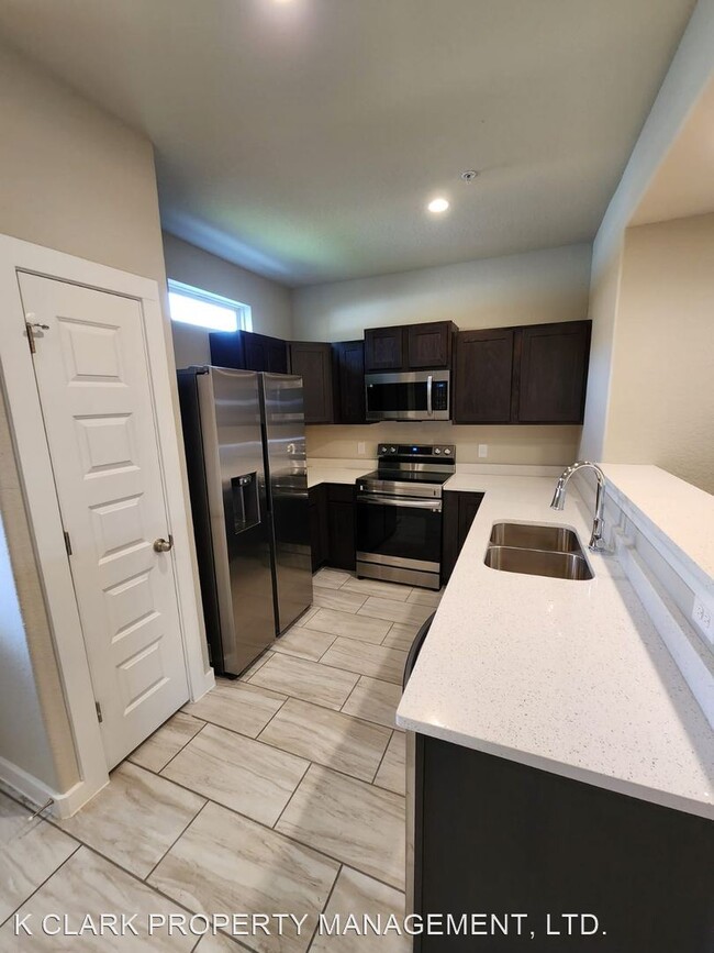 Building Photo - 3 br, 2.5 bath House - 8426 VIA VERONA #103