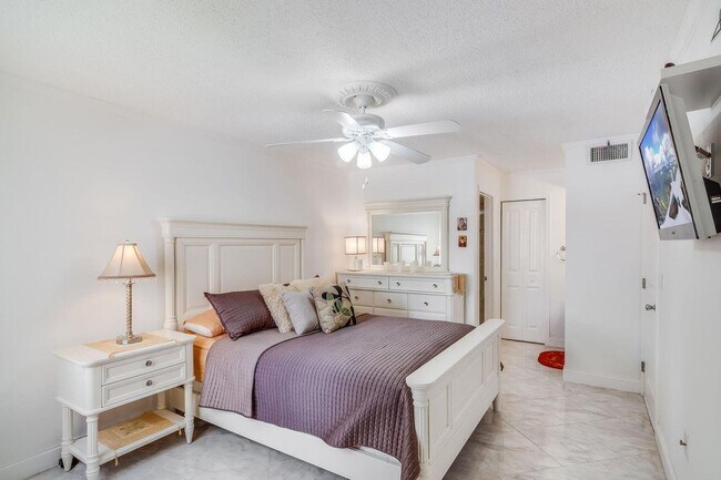 Foto del edificio - 1715 Village Blvd
