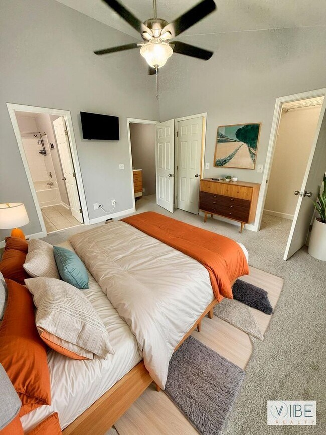 Foto del edificio - Convenience Meets Privacy – Updated 2BR Condo Minutes from Marina & Shopping! $1600/mo