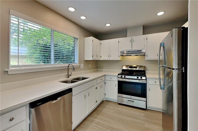 Building Photo - 1120 Terramont Dr
