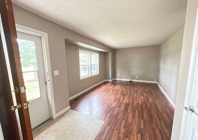 Foto del edificio - Spacious 3-Bedroom Ranch with Fenced Yard, Garage Workshop & Prime East Normal Location