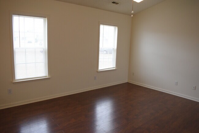 Foto del edificio - 2500 Hawes Ct