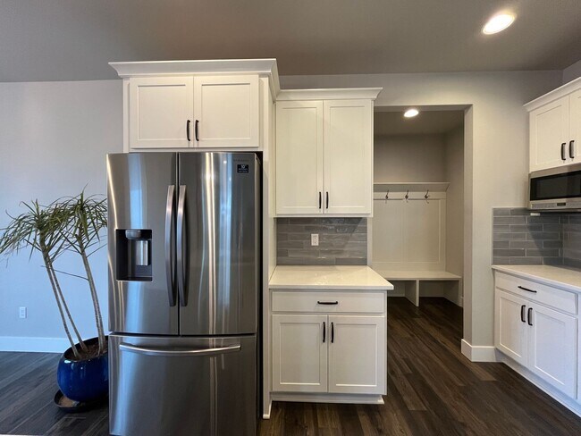 Foto del edificio - Beautiful and Newer 4 Bedroom 2.5 Bathroom Craftsman attached House close to the Columbia River! ...