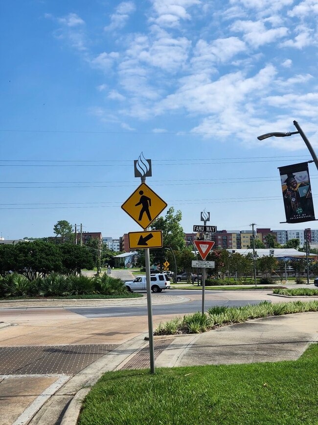 Building Photo - Close to Everything