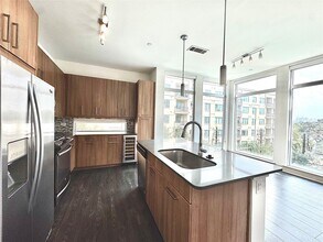 Building Photo - 2111 Westheimer Rd