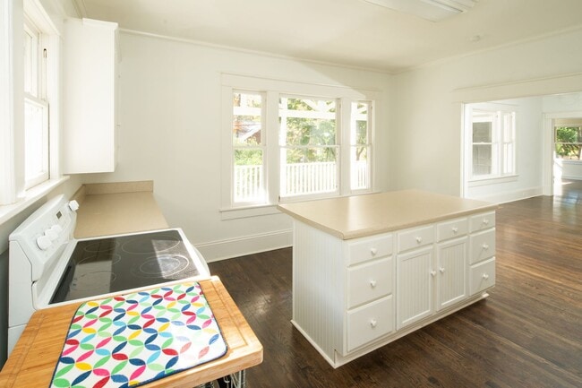 Building Photo - LOCATION! LOCATION! LOCATION! 4 Bedroom Ho...