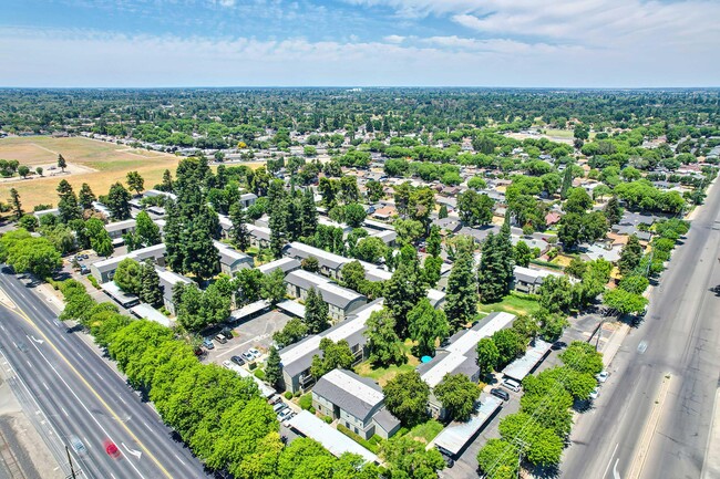 Foto del edificio - The Redwoods Apartments