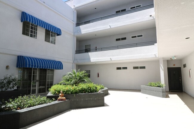Foto del edificio - Beautiful Condo for Lease in Sherman Oaks!