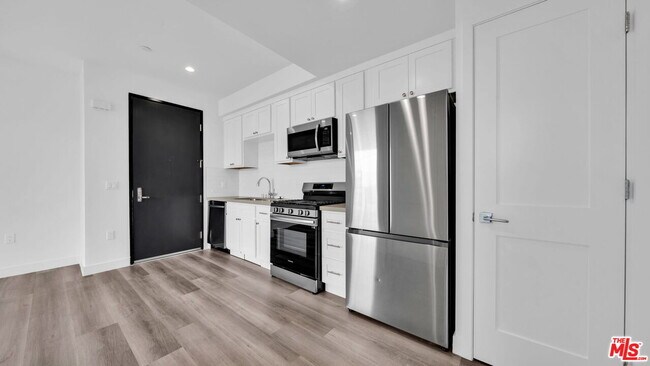 Foto del edificio - 667 N Wilton Pl