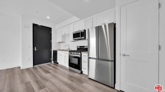 Building Photo - 667 N Wilton Pl