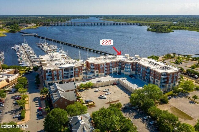 ¡Magníficas vistas al agua! - 225 Sky Sail Blvd