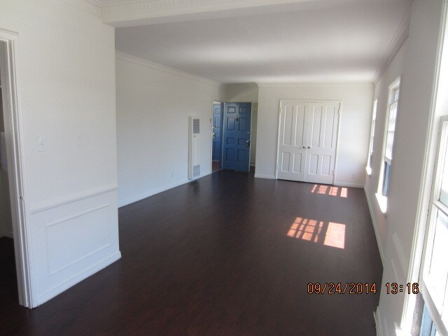 Building Photo - 1305 N Laurel Ave