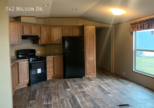 Building Photo - 742 Wilson Dr