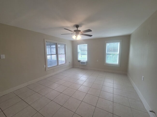 Building Photo - 2 Bedroom / 1 Bath / Bonus Room / 67th street