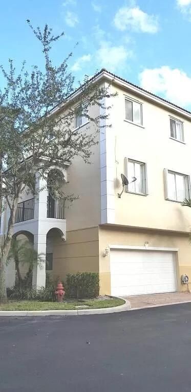 Building Photo - 3158 N Greenleaf Cir