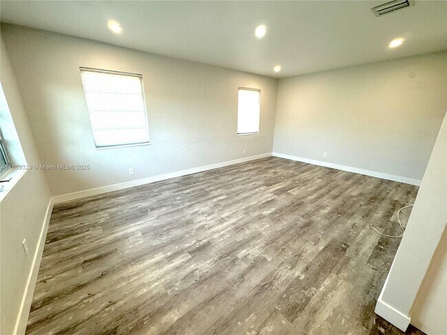 Foto del edificio - 2591 NE 55th Ct