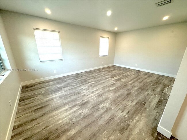 Building Photo - 2591 NE 55th Ct