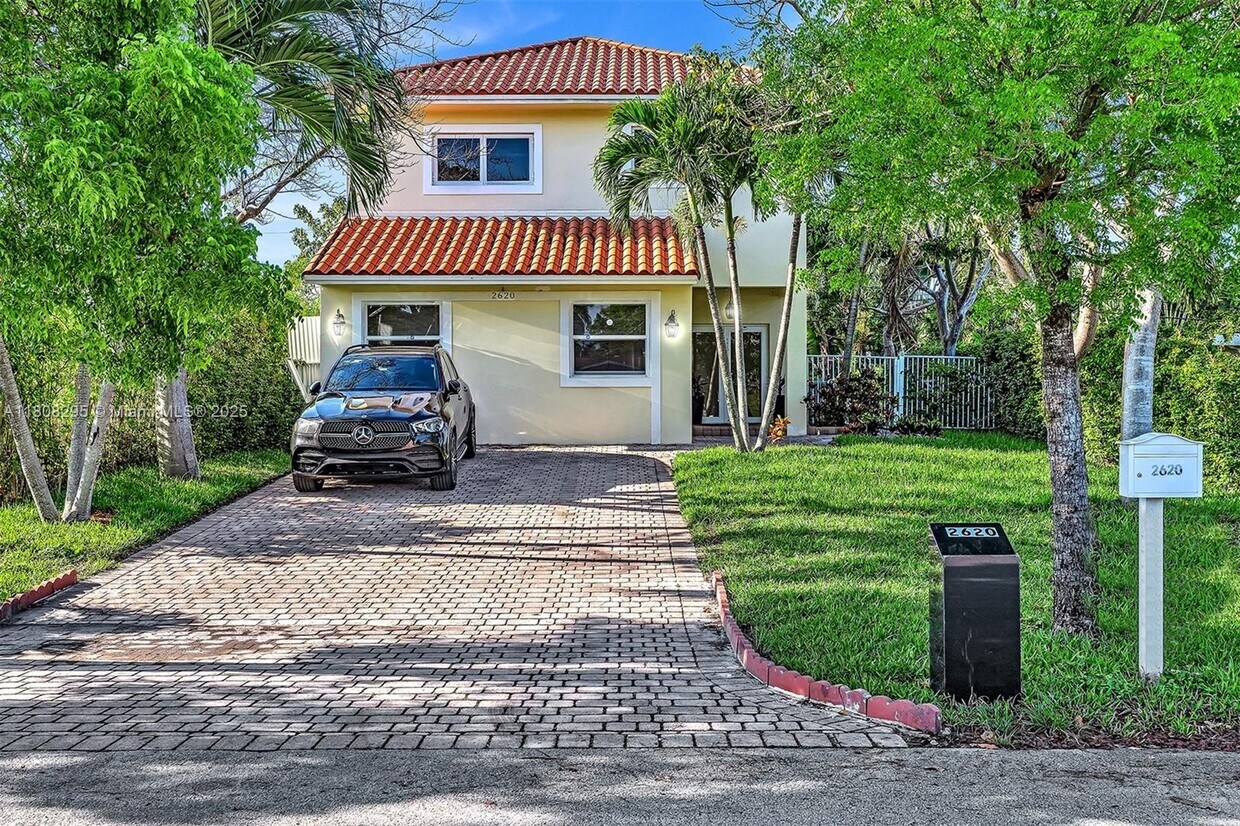 Foto principal - 2620 NE 214th St