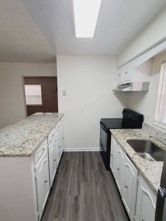 Building Photo - MOVE-IN SPECIAL - $500 CREDIT! Updated One...