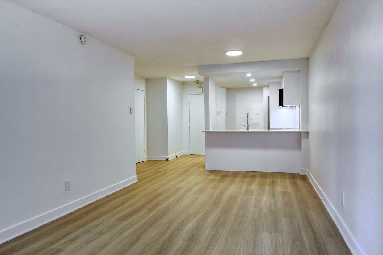 Primary Photo - 2285 Rue St Mathieu