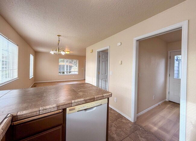 Foto del edificio - 5493 Bastille Ave SE