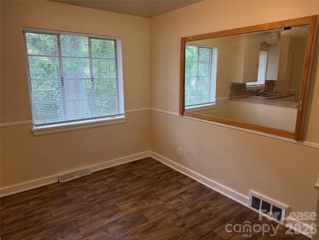 Building Photo - 2642 Arnold Dr