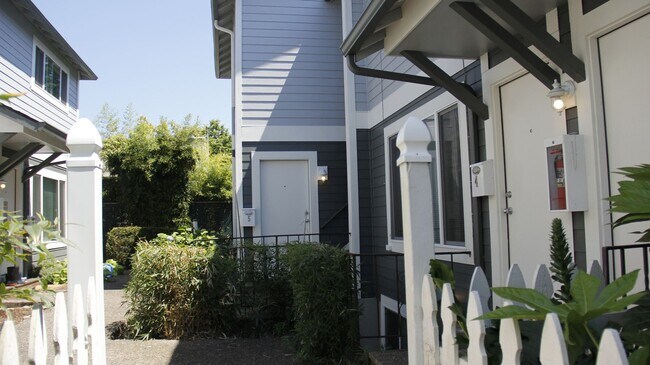 Foto del edificio - Townhouse style 1.5 bath with off street p...