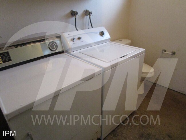 Foto del edificio - 3 br, 2 bath House - 988 Forest Ave