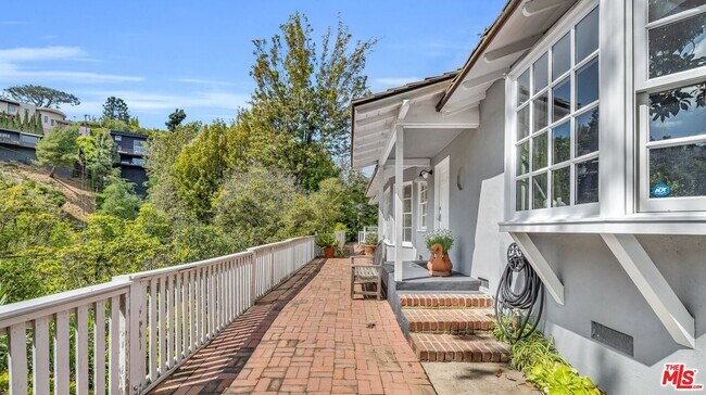 Foto del edificio - 2395 Nichols Canyon Rd