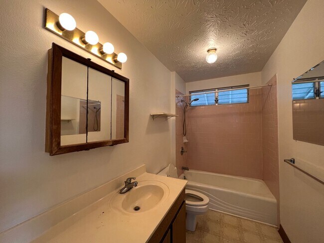 Foto del edificio - For Rent - [Pacific Palisades] 2345 A Anin...