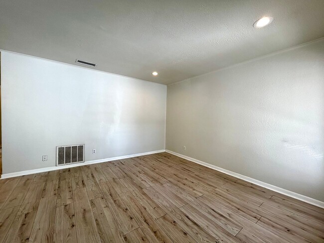 Building Photo - What a deal! a 3 bed house 5 min from DT a...
